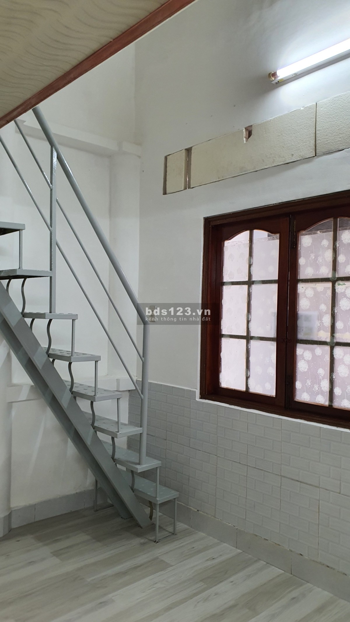 Cho thuê nhà mặt tiền trong sân ngang 4m×dài 12m.Có gác lửng 10m2 Dtsd 58m2.Hẻm xe tải rộng 8m