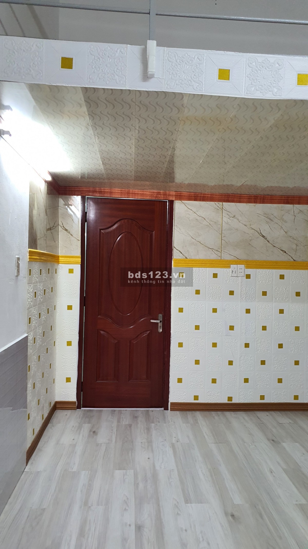 Cho thuê nhà mặt tiền trong sân ngang 4m×dài 12m.Có gác lửng 10m2 Dtsd 58m2.Hẻm xe tải rộng 8m