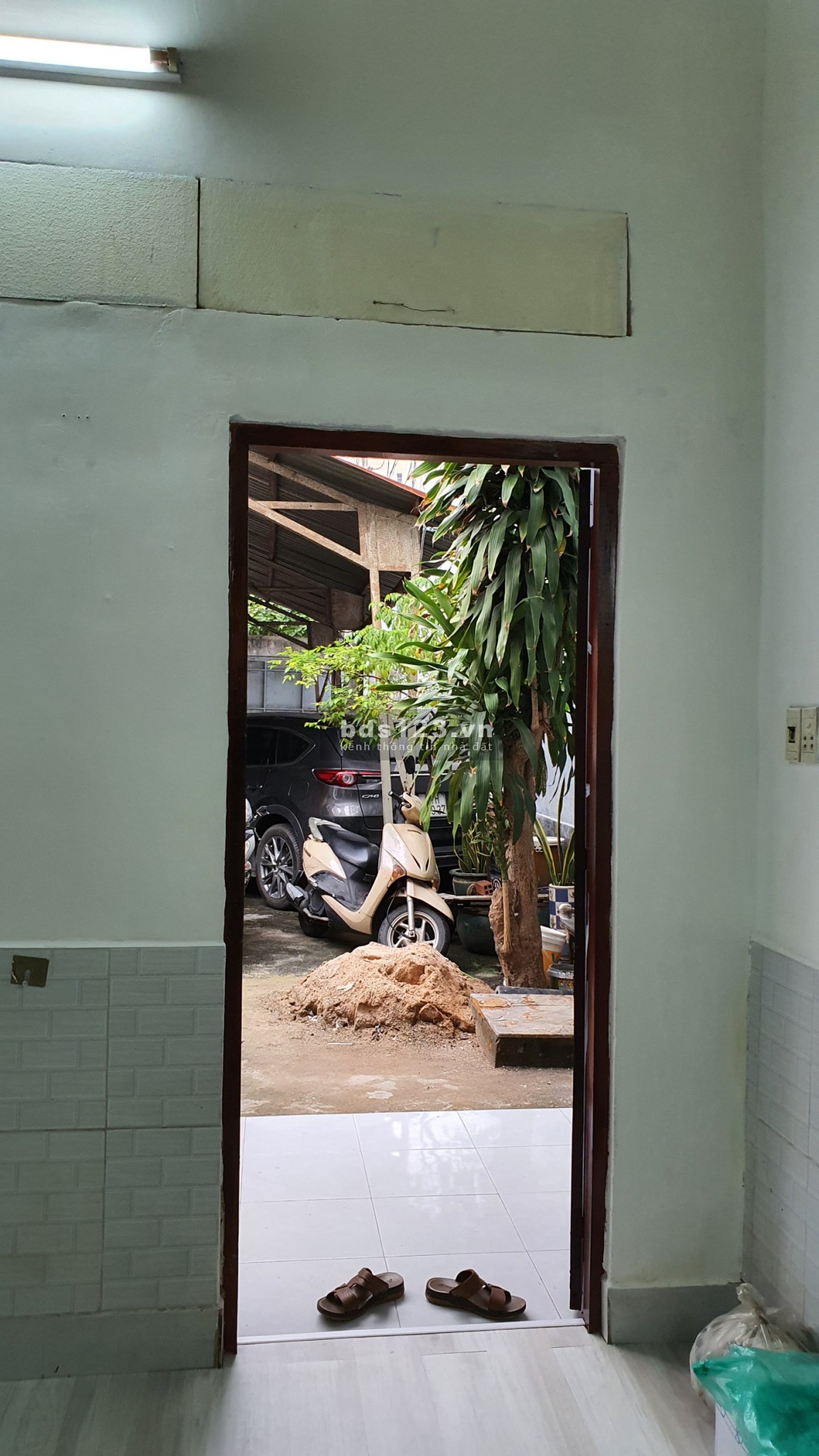 Cho thuê nhà mặt tiền trong sân ngang 4m×dài 12m.Có gác lửng 10m2 Dtsd 58m2.Hẻm xe tải rộng 8m