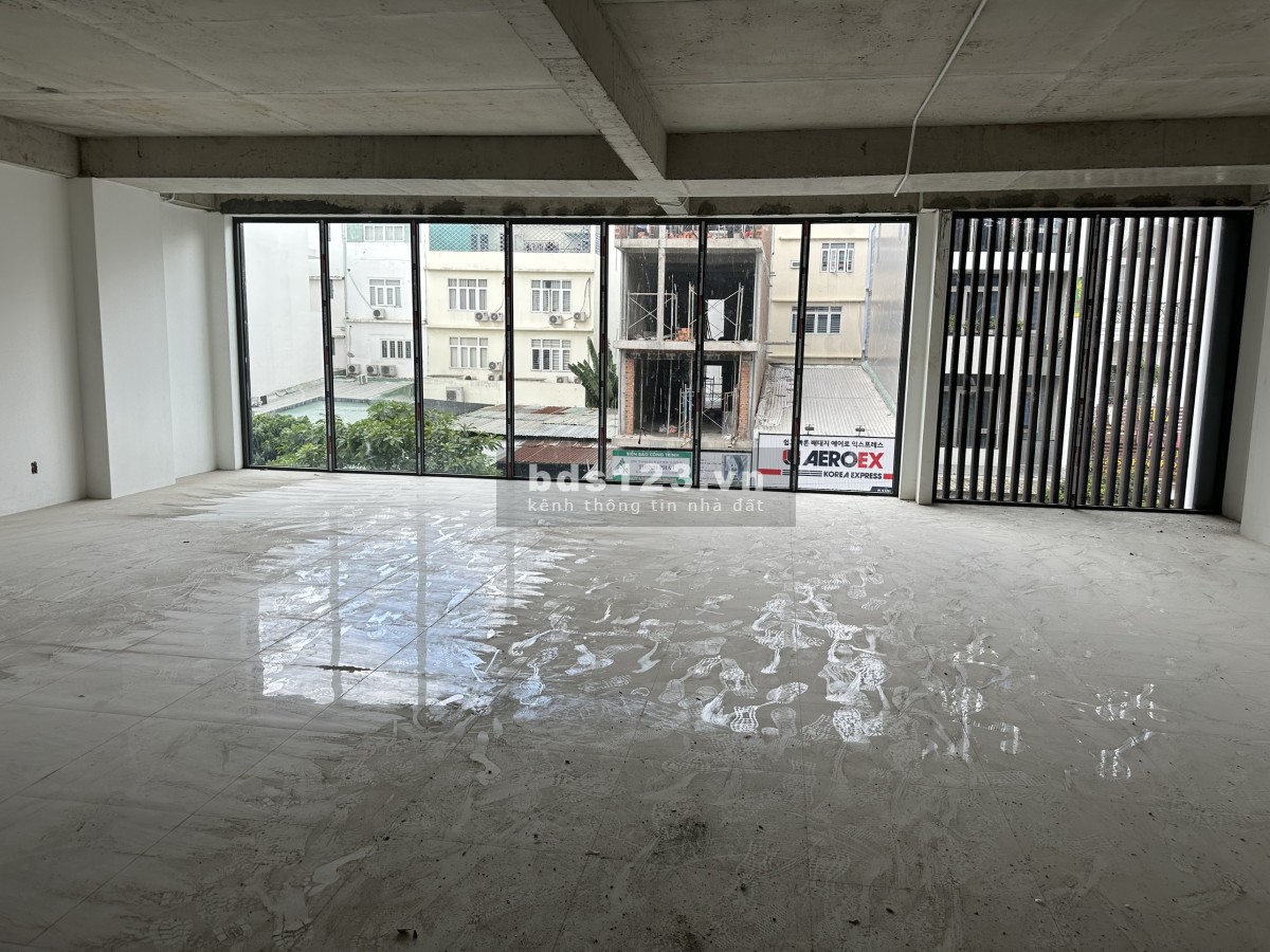 Cho thuê sàn văn phòng hoàn thiện, 1 hầm, 1 trệt, 4 lầu giá 180 triệu/ tháng