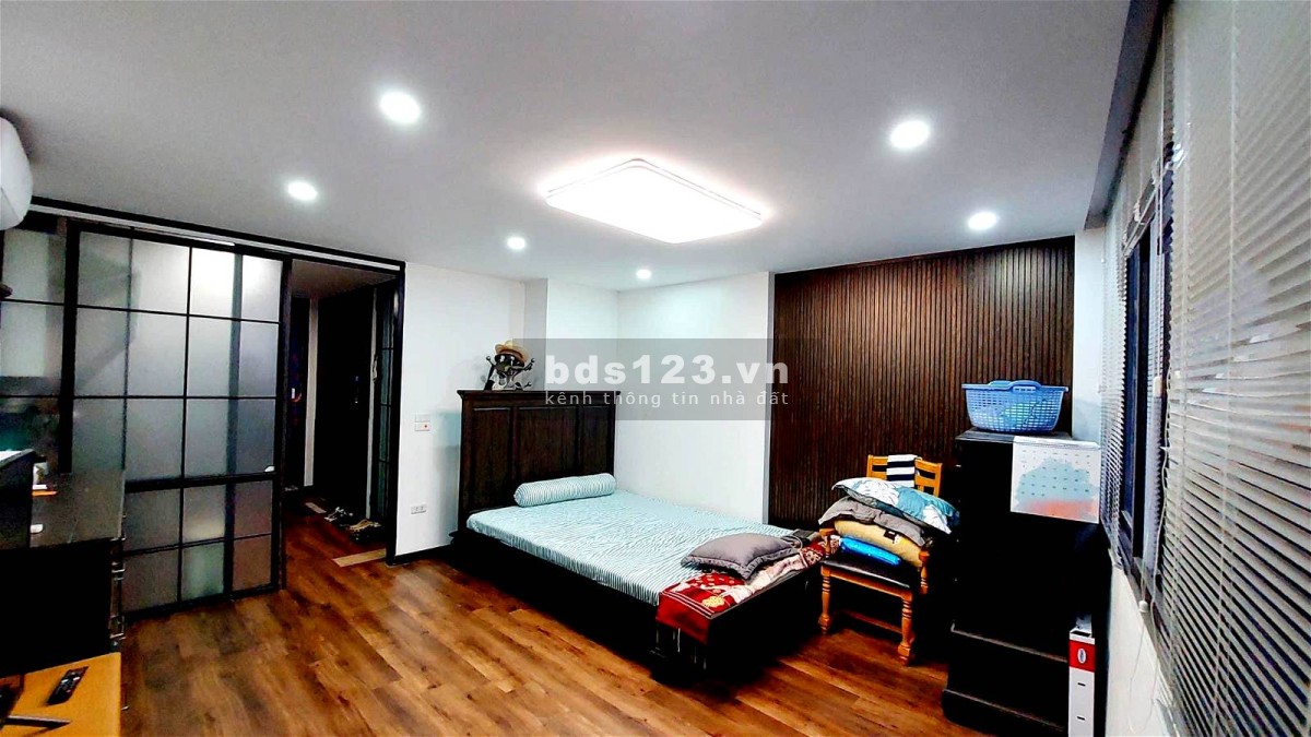 Gia đình tôi cần bán căn nhà tại công viên nước Hồ Tây 73m 6 tầng mặt tiền(Mt) 4.6m giá bán 18 tỷ.