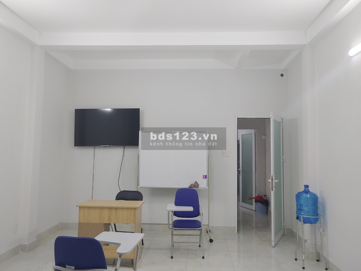 Văn phòng làm việc mới xây, cho thuê nguyên tầng gồm 2 phòng rộng rãi