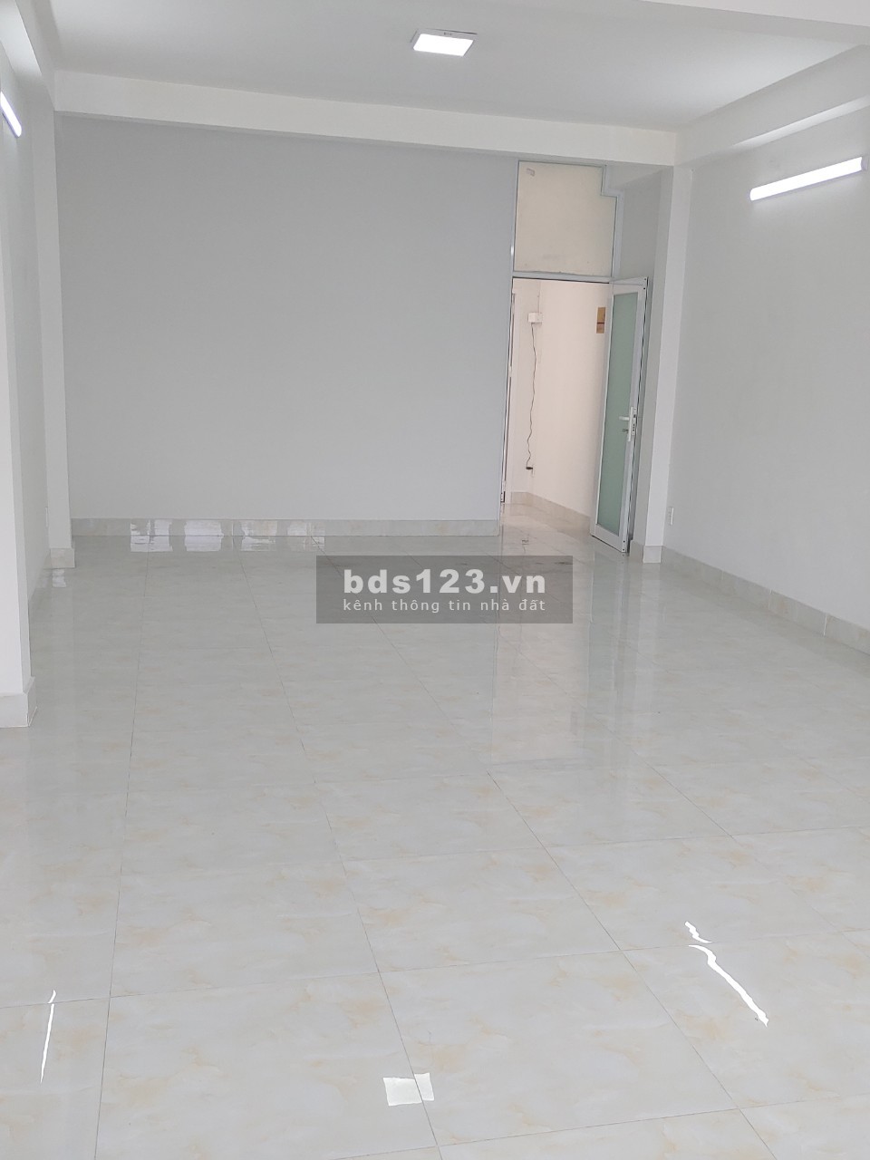 Văn phòng làm việc mới xây, cho thuê nguyên tầng gồm 2 phòng rộng rãi