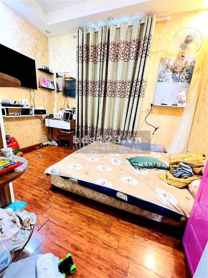 Gia đình tôi cần bán biệt thự sân vườn phía sau chợ Nhật Tân. Âu Cơ. Tây Hồ 130m 3tầng(mt) 8.2m 9 tỷ