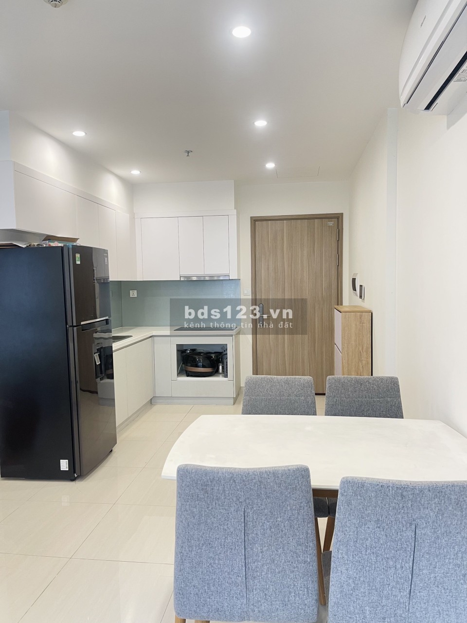 Chuyển nhượng bán căn hộ 3PN full nội thất giá 3.3 tỷ, mới cứng chưa ở lần nào, có lốt ô tô riêng