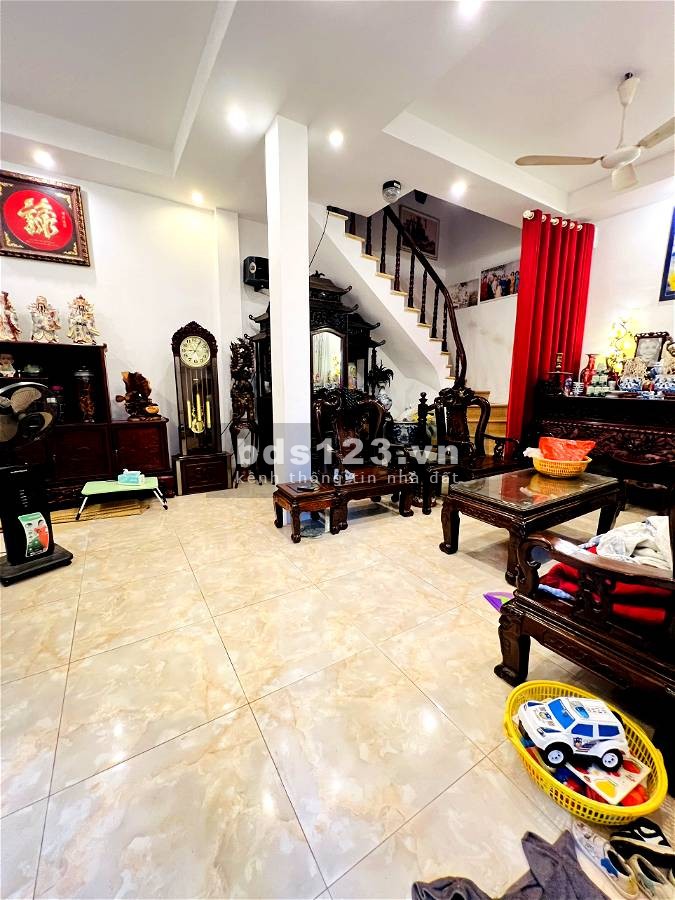 Gia đình tôi cần bán biệt thự sân vườn phía sau chợ Nhật Tân. Âu Cơ. Tây Hồ 130m 3tầng(mt) 8.2m 9 tỷ