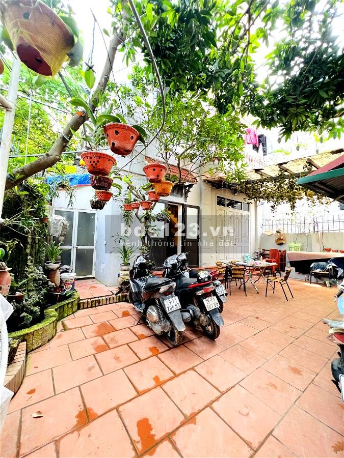 Gia đình tôi cần bán biệt thự sân vườn phía sau chợ Nhật Tân. Âu Cơ. Tây Hồ 130m 3tầng(mt) 8.2m 9 tỷ