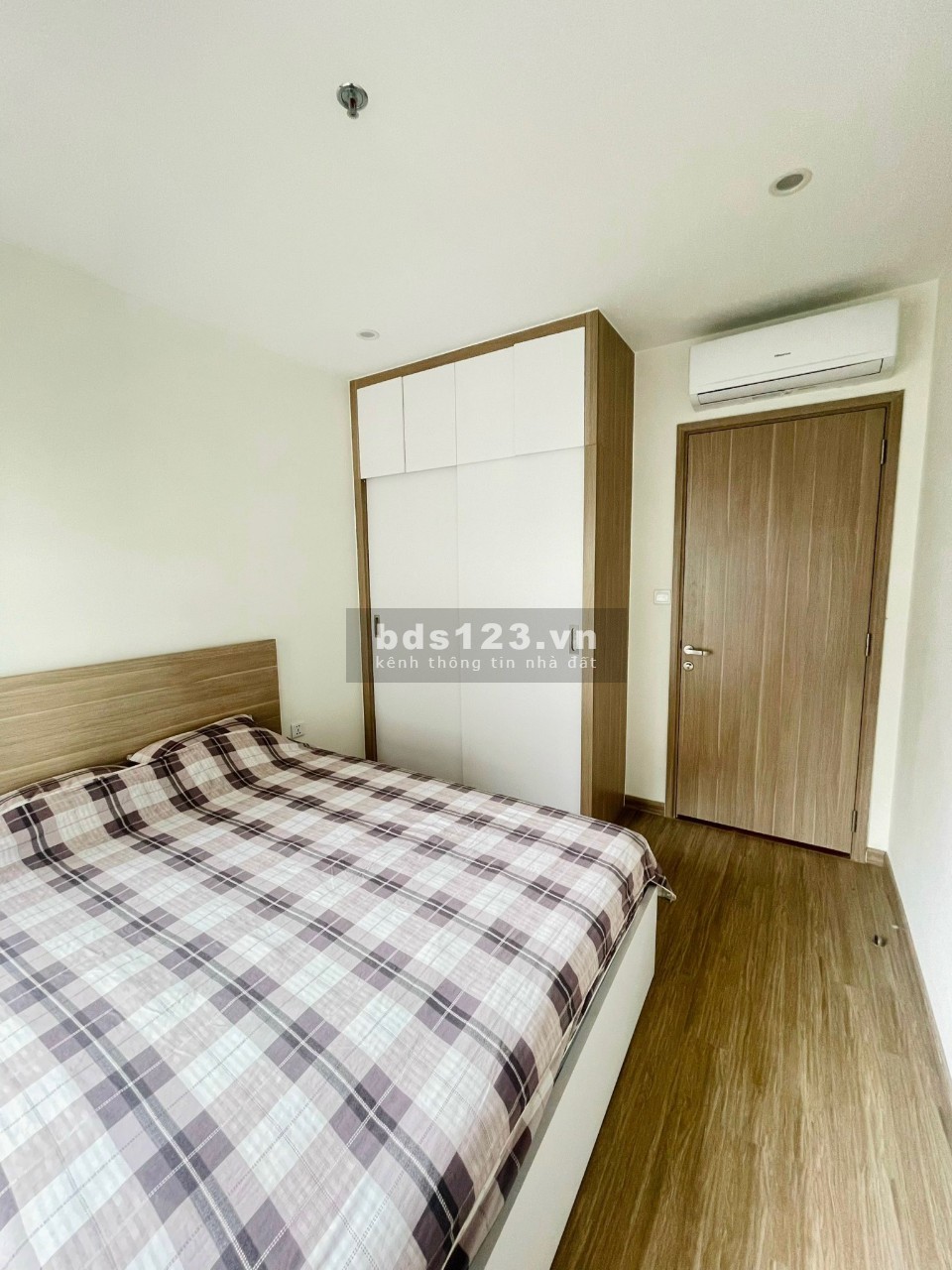 Chuyển nhượng bán căn hộ 3PN full nội thất giá 3.3 tỷ, mới cứng chưa ở lần nào, có lốt ô tô riêng