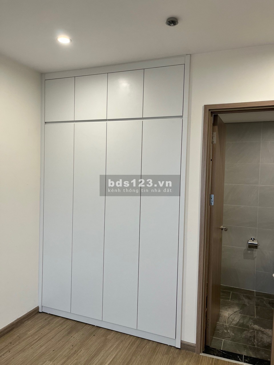 Cho thuê căn 3PN,2WC 75m đô cơ bản vào được luôn 12tr Vinhomes Smart City