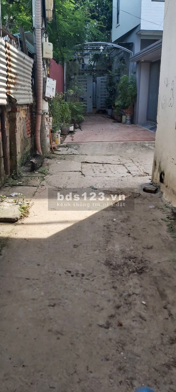 Gia đình tôi cần bán biệt thự sân vườn phía sau chợ Nhật Tân. Âu Cơ. Tây Hồ 130m 3tầng(mt) 8.2m 9 tỷ