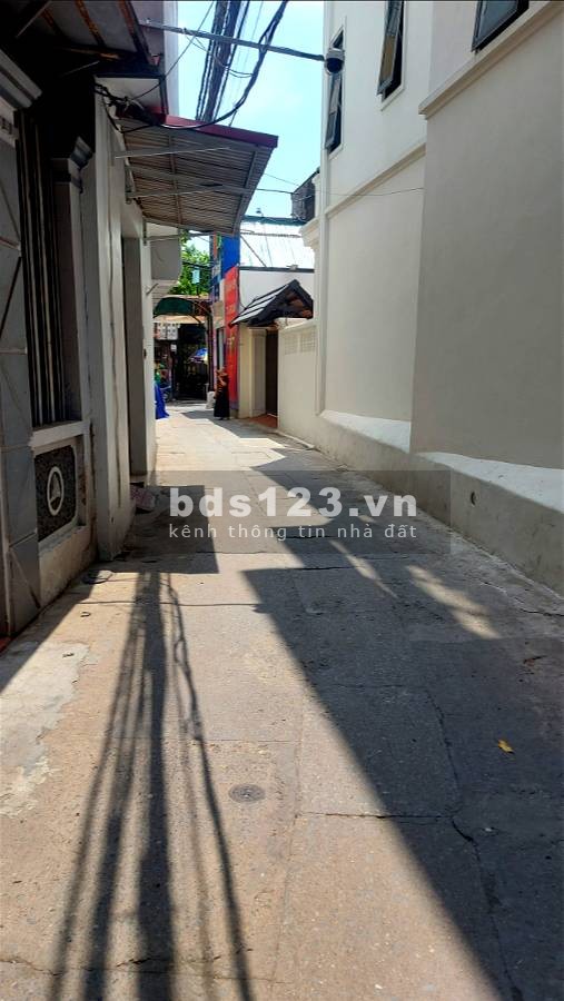 Bán đất tại ngõ 2 An Dương Vương Tây Hồ, rộng 100m2 mặt tiền 7m, giá đất bán 6.9 tỷ, có thương lượng