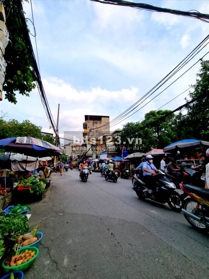 Bán đất tại ngõ 2 An Dương Vương Tây Hồ, rộng 100m2 mặt tiền 7m, giá đất bán 6.9 tỷ, có thương lượng