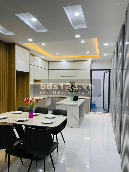 Bán nhà ngay mặt tiền gần chợ Bà Hom, quận Bình Tân