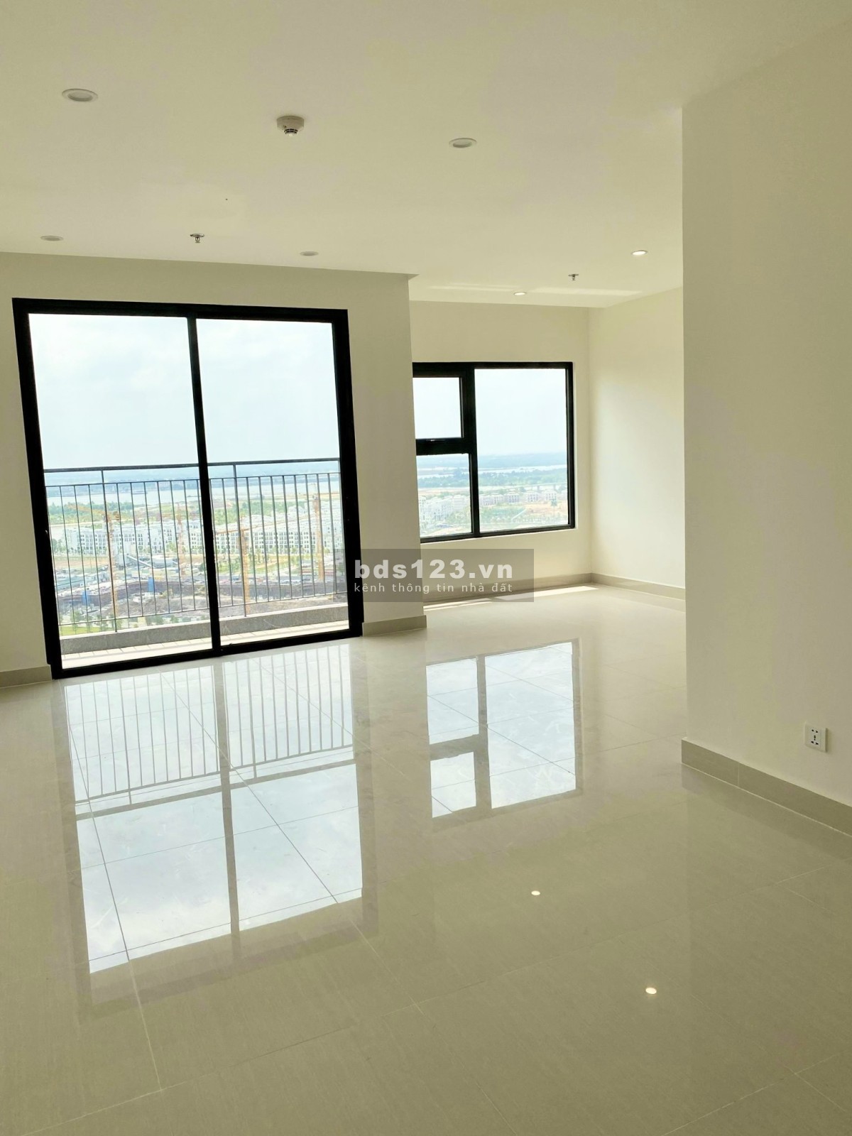 Chủ tiếp tục hạ giá, bán gấp căn 2PN + 69m2, giá chỉ còn 2.3x tỷ bao trọn thuế phí, tặng nội thất