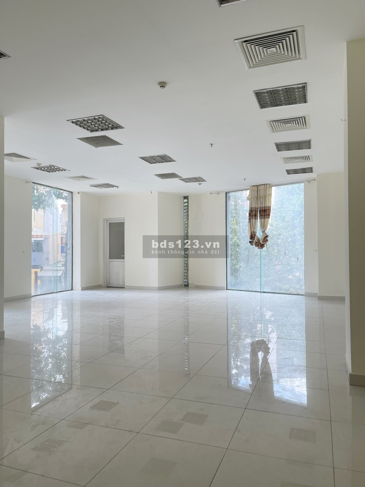 Cho thuê mặt bằng tầng trệt - Trung tâm Tân Bình DT 128m2 giá 19tr bao phí quản lý
