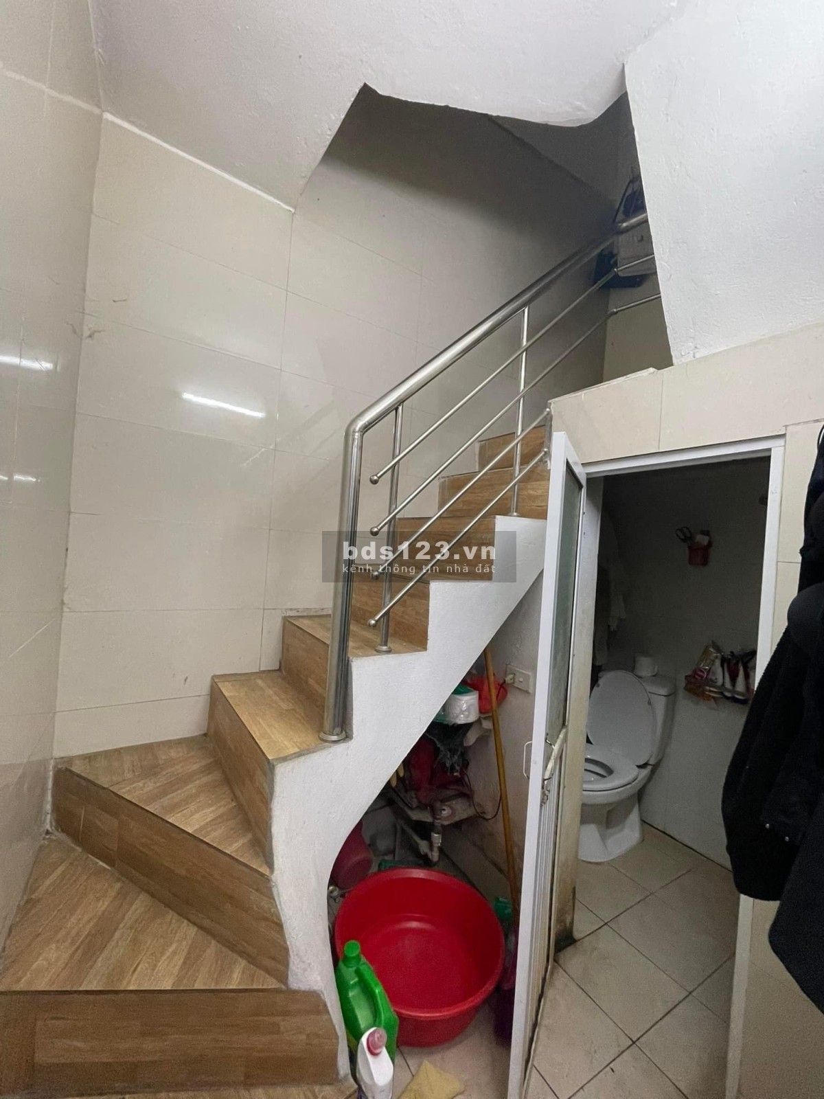 Bán nhà 2.8 tỉ dt 30m mặt ngõ to 3 gác tránh Ngõ Văn Chương