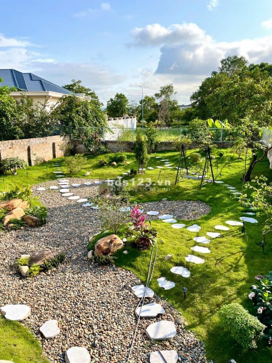 Bán biệt thự vườn + bể cá tại trung tâm Bãi Cháy, Hạ Long 990m2.