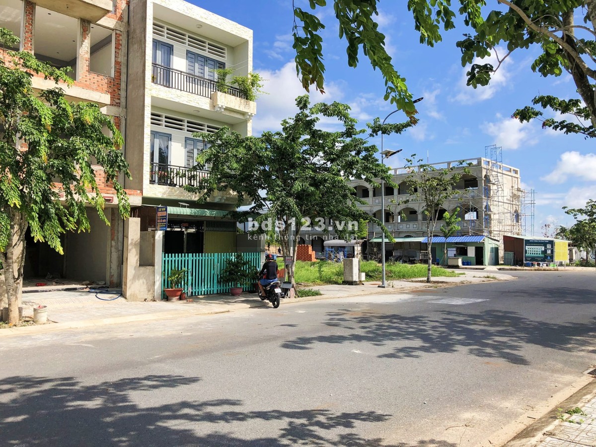 Bán gấp 2 nền đất liền kề 10x17 full thổ cư chỉ 985TR Đức Hòa Long An