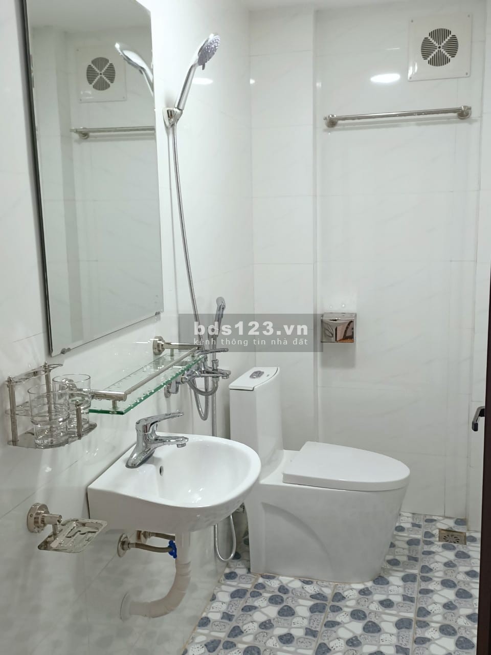Linh Đàm - Bằng Liệt ,3 tầng, 63.5m2, Ôtô đỗ cổng, cách nhà ra ngõ ô tô chánh, sổ đổ cc, nhỉnh 4 tỷ