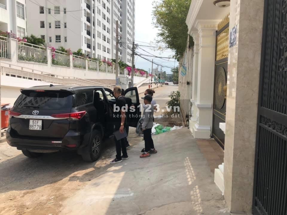 Nhà sổ hồng chính chủ, gia đình có công việc cần bán gấp 12.5 tỷ.....