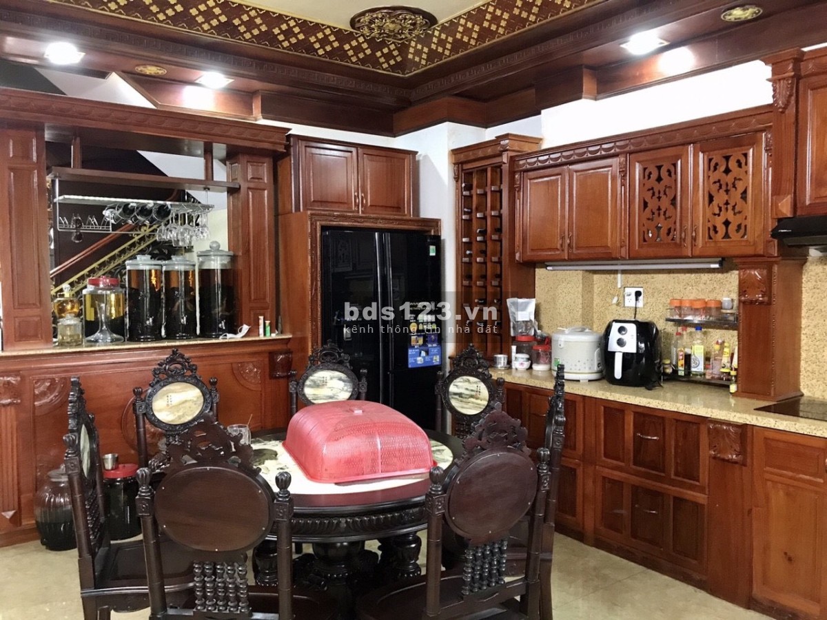 Nhà sổ hồng chính chủ, gia đình có công việc cần bán gấp 12.5 tỷ.....