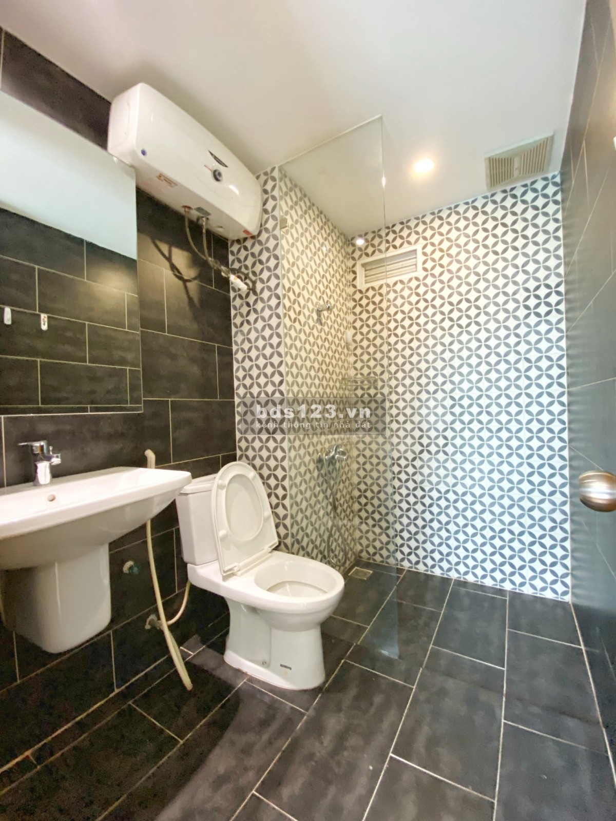 Chính chủ cần cho thuê căn hộ 30m2 đường lớn nội bộ an ninh, có ban công trung tâm Quận 1, Quận 3