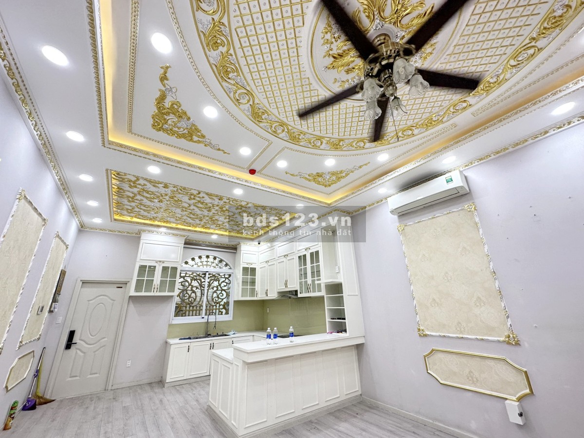 Bán gấp biệt thự cao cấp siêu phẩm, mặt tiền Lê Thị Kỉnh DT: 10x25m, X. Phước Kiểng, Nhà Bè