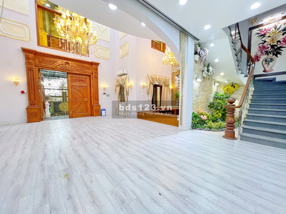 Bán gấp biệt thự cao cấp siêu phẩm, mặt tiền Lê Thị Kỉnh DT: 10x25m, X. Phước Kiểng, Nhà Bè