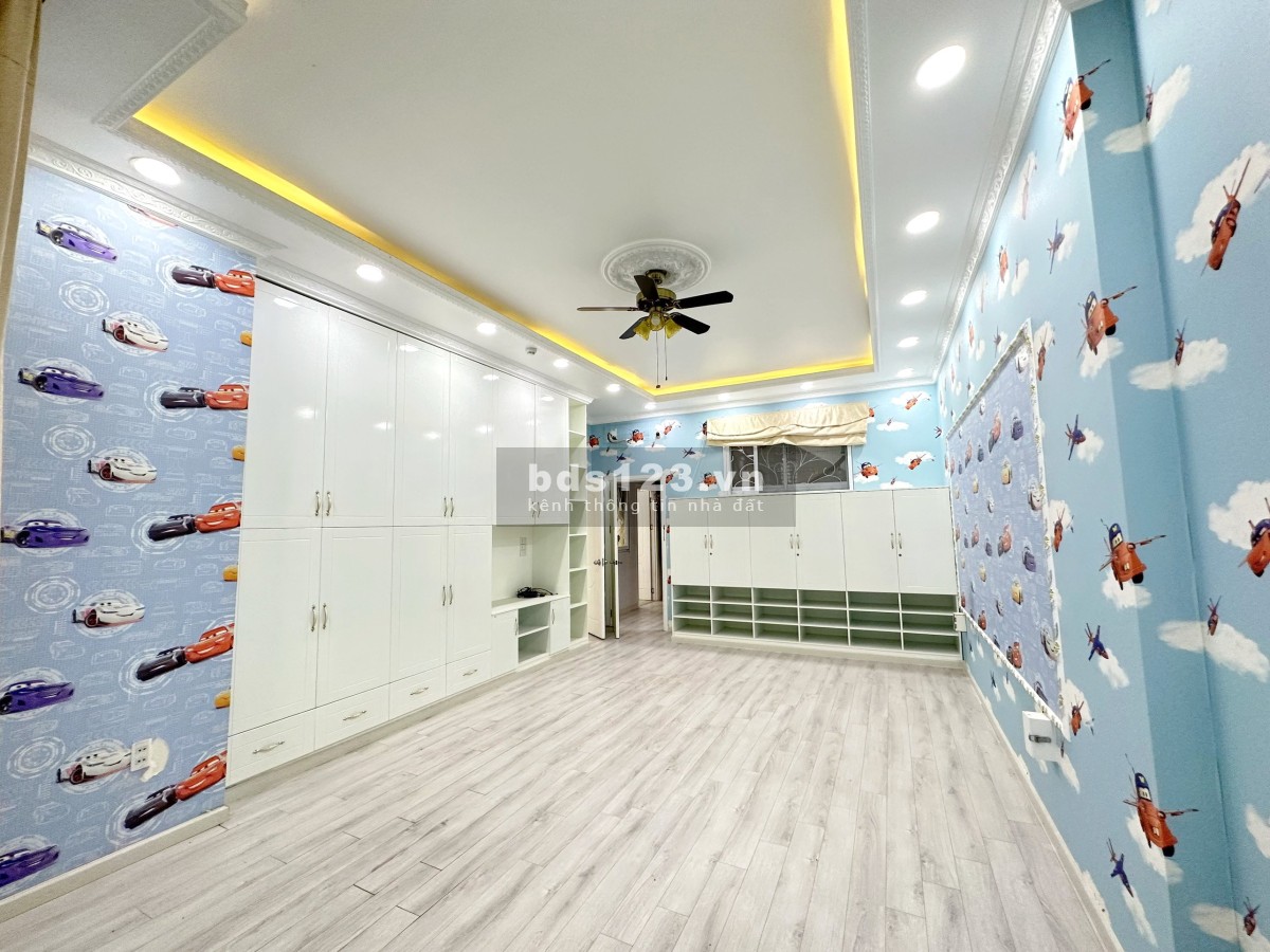 Bán gấp biệt thự cao cấp siêu phẩm, mặt tiền Lê Thị Kỉnh DT: 10x25m, X. Phước Kiểng, Nhà Bè