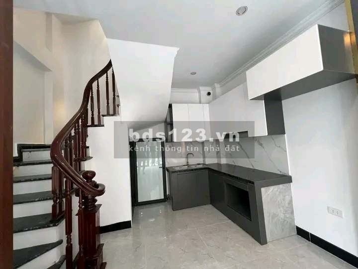 Bán nhà Thanh Am 31m, mới 5 tầng, chợ, trường, ô tô đỗ cổng, cách 1 nhà ra trục ô tô tránh