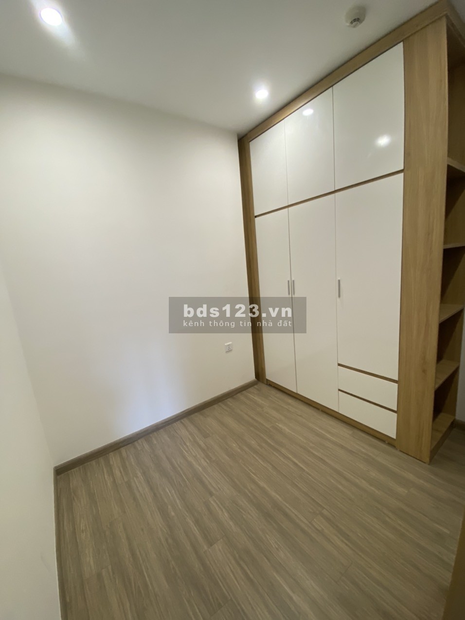Chính chủ cần bán gấp căn hộ 2PN1WC nội thất cơ bản, giá 1,630 tỷ - Vinhomes Ocean Park