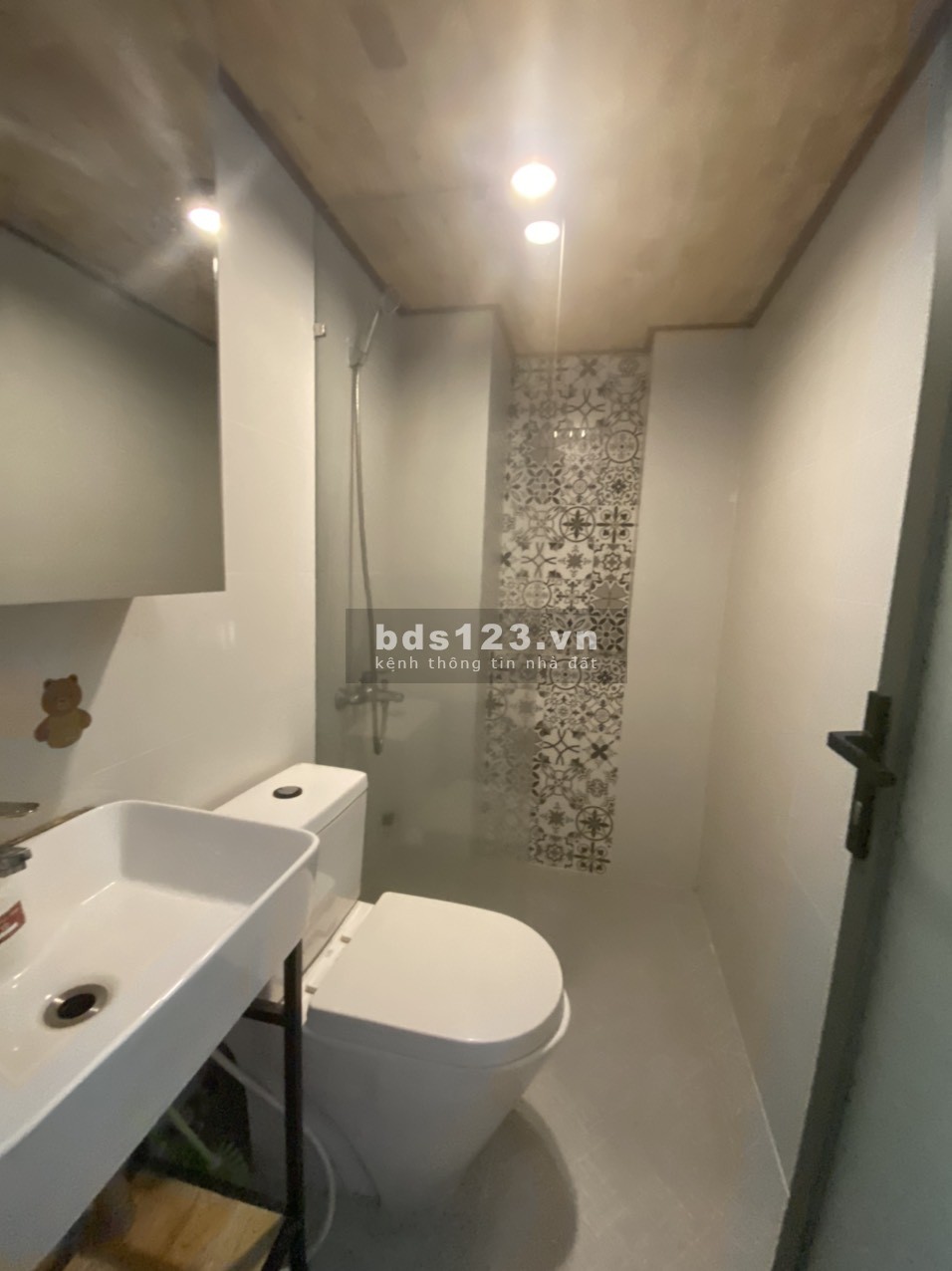 Gia đình đi Mỹ cần bán căn hộ dịch vụ 24 phòng 10*18m, 4 tầng, sổ hồng ngay Hoàng Quốc Việt, quận 7