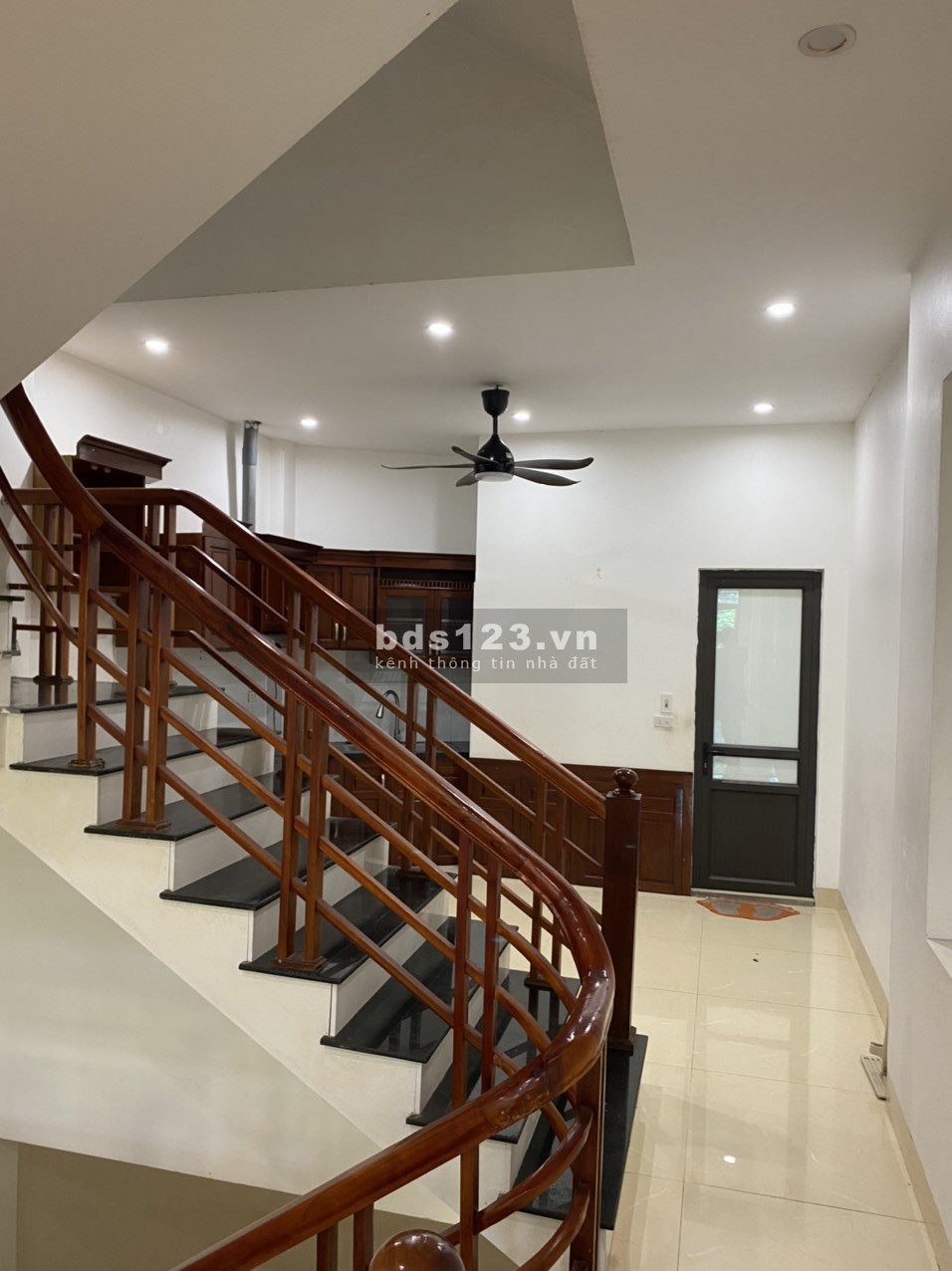 Cho thuê nhà mặt tiền gồm 4 tầng tại Mê Linh, Liên Bảo, Vĩnh Yên - Giá chỉ 20 triệu/tháng