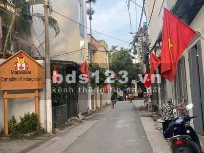 Bán nhà Ngọc Thụy 3 tầng , mặt ngõ kinh doanh, giá 2.6 tỷ, đẹp , sổ chuẩn, ô tô tránh nhau