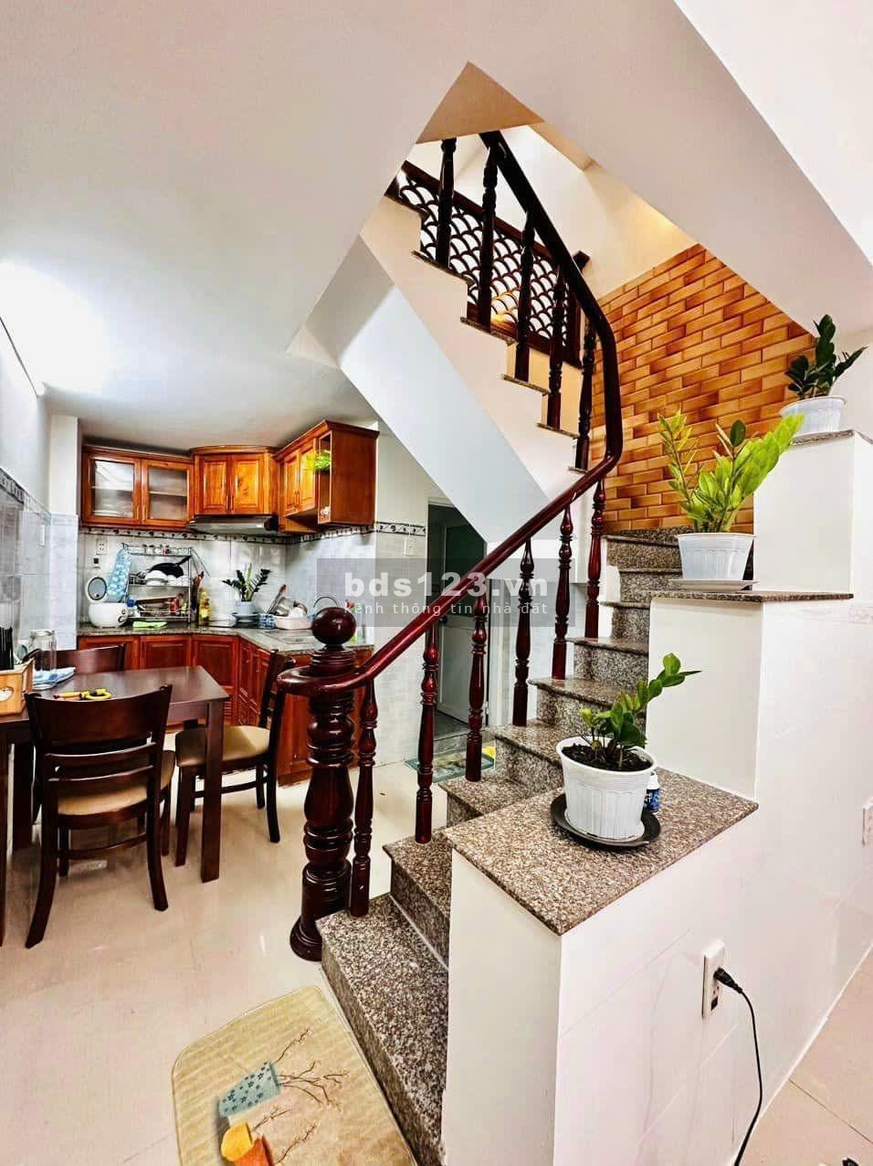 Bán nhà Nguyễn Tiểu La, Quận 10, giá 4,8 tỷ, 4PN, hoàn công, sổ đẹp vuông vức