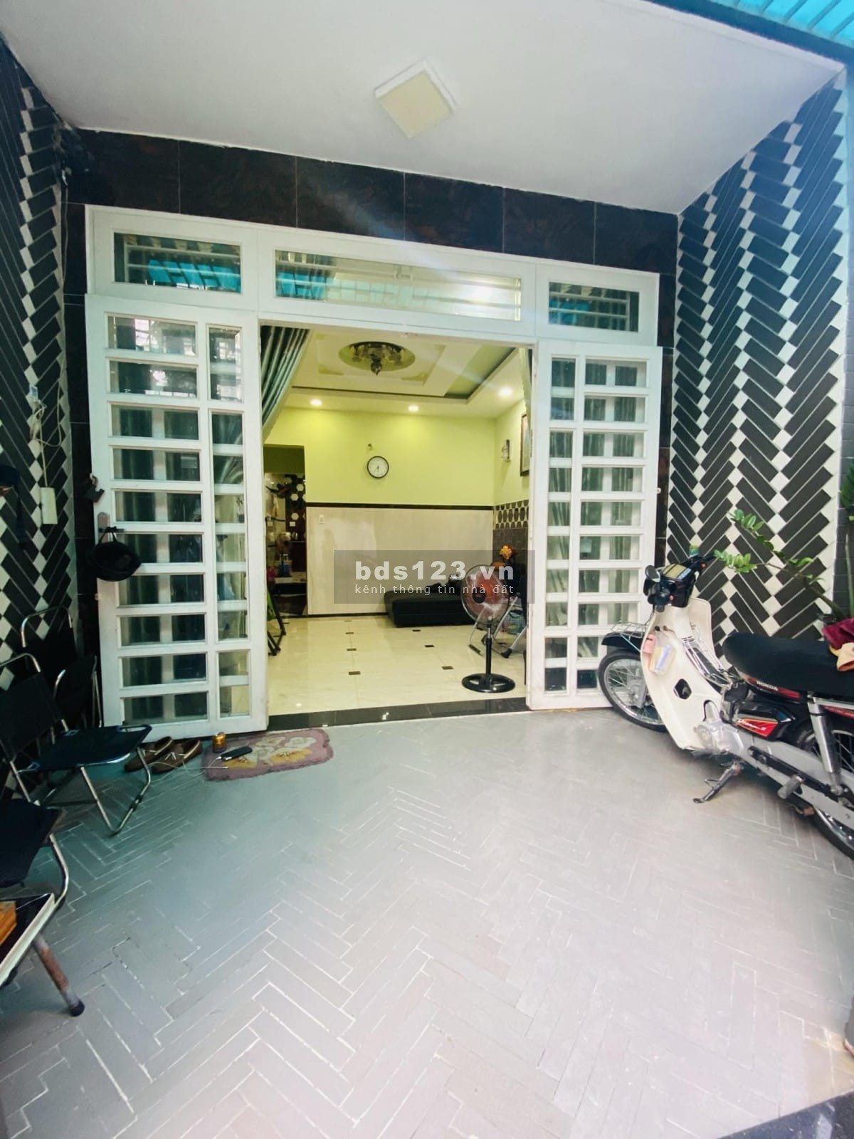 Bán nhà đường Trường Chinh - Hẻm xe 16 chỗ - 51M2 - 3 tỷ 95 (Còn TL)