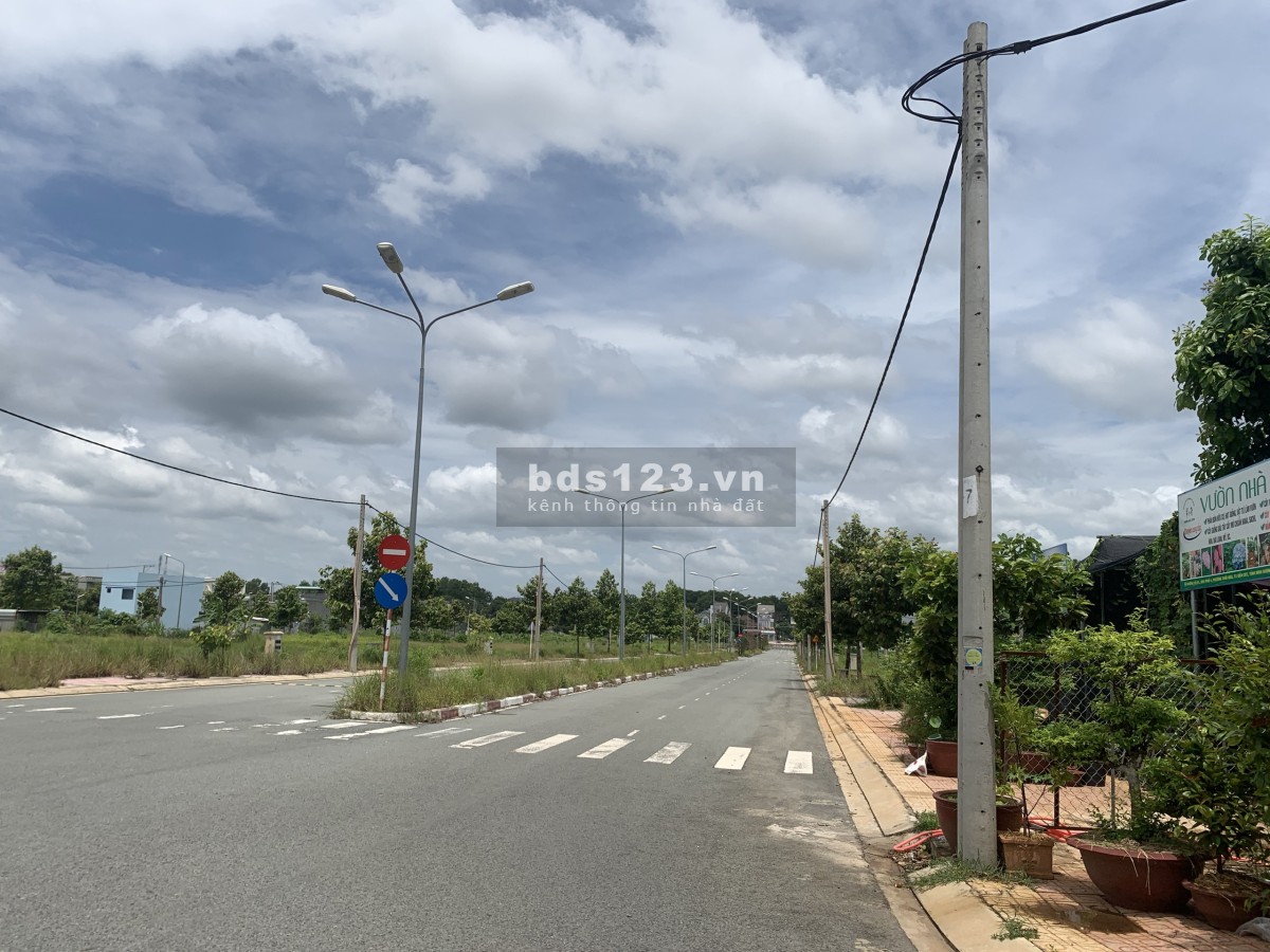 Kẹt tiền cần bán 250m2 gần quốc lộ 13 và kế bên siêu thị Go