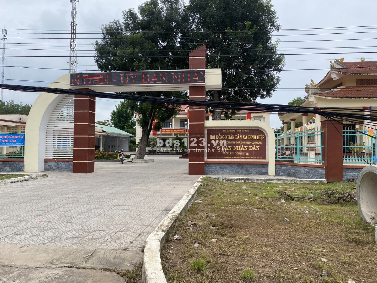 Bán đất DT 231m², nằm gần trường học, chợ Lớn và cách trung tâm hành chính 3km