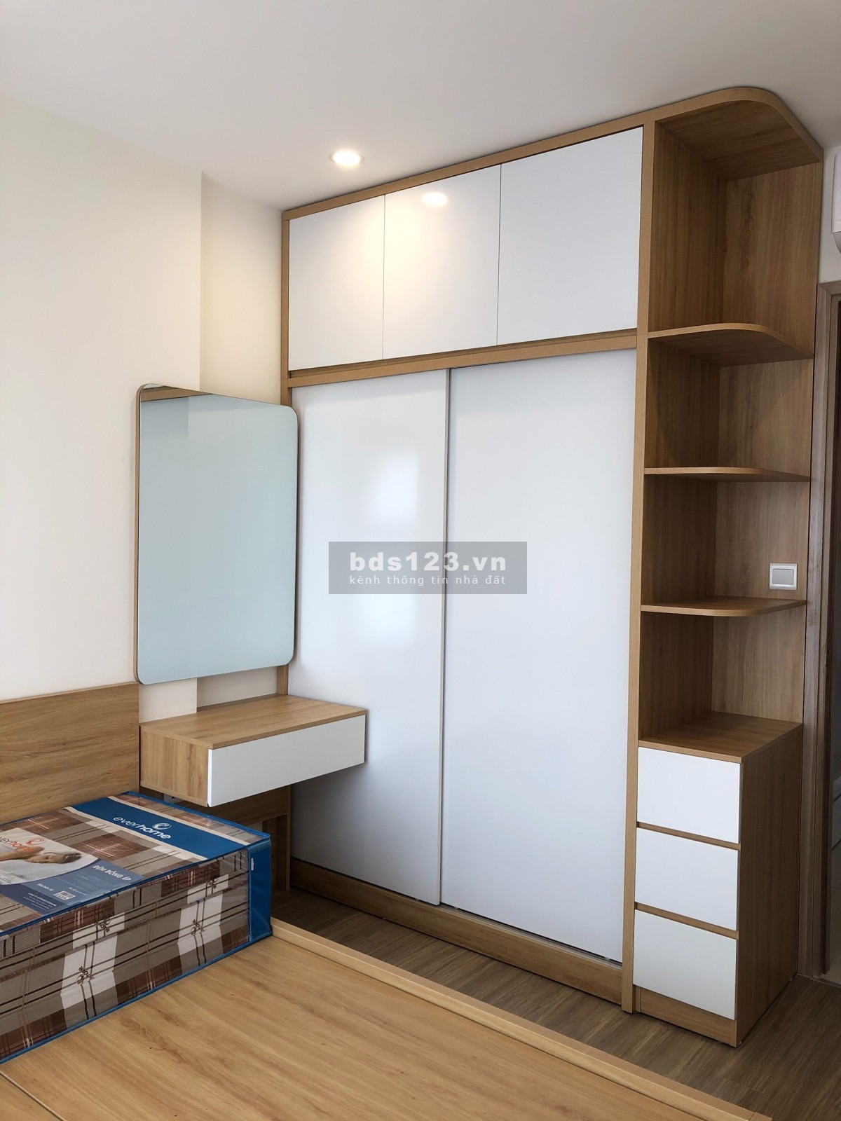 Cần cho thuê căn hộ 1PN+1 đồ cơ bản (có 3 giường) giá 5tr9 tại Vinhomes Ocean Park, Gia Lâm, HN