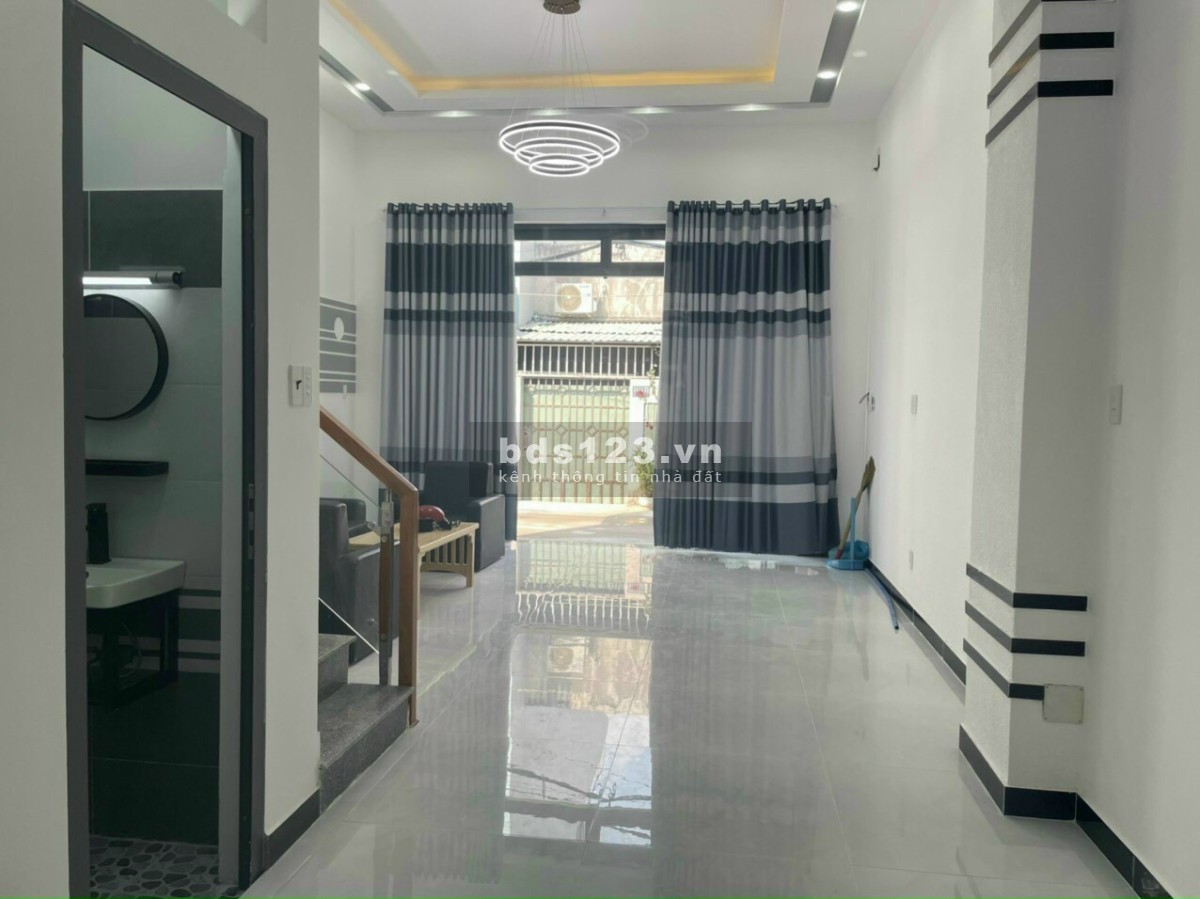 Bán nhà rộng 3 tầng ô tô đỗ cửa, gần chung cư Sơn Kỳ, giá 3.8 tỷ