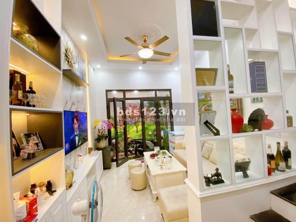 Bán nhà Láng Hạ, Đống Đa, 51m2 x 4 tầng, lô góc, oto chỉ 35m, giá 4.25 tỷ LH 0333649396