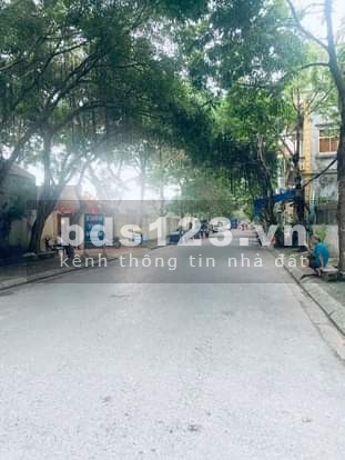 Bán nhà gần Trường Lâm, Việt Hưng, 35, 4 tầng, giá 2.6 tỷ, rẻ nhất, dân xây, sổ đỏ chuẩn
