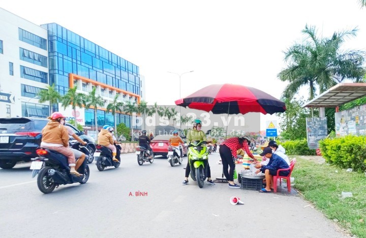 Đáo hạn ngân hàng cần sang gấp lô góc 2 MT đường nhựa, giá 1 tỷ 180 triệu, đối diện công viên