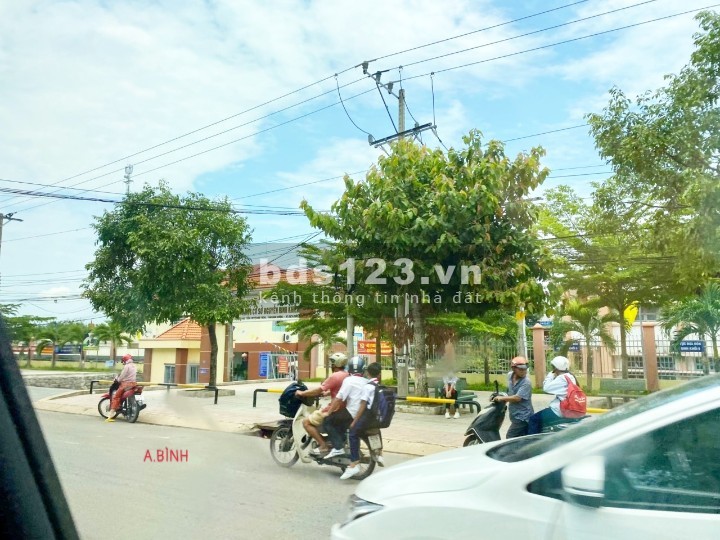 Đáo hạn ngân hàng cần sang gấp lô góc 2 MT đường nhựa, giá 1 tỷ 180 triệu, đối diện công viên