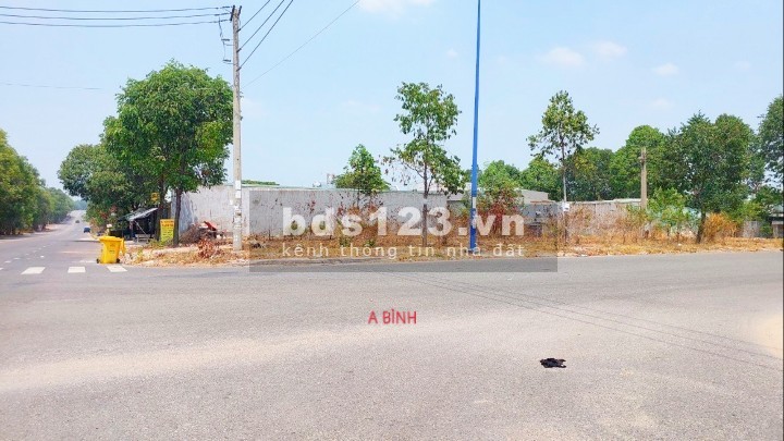 Đáo hạn ngân hàng cần sang gấp lô góc 2 MT đường nhựa, giá 1 tỷ 180 triệu, đối diện công viên
