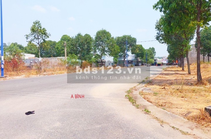 Đáo hạn ngân hàng cần sang gấp lô góc 2 MT đường nhựa, giá 1 tỷ 180 triệu, đối diện công viên