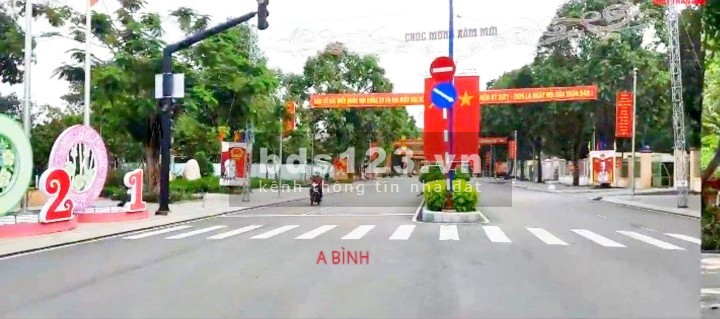Đáo hạn ngân hàng cần sang gấp lô góc 2 MT đường nhựa, giá 1 tỷ 180 triệu, đối diện công viên