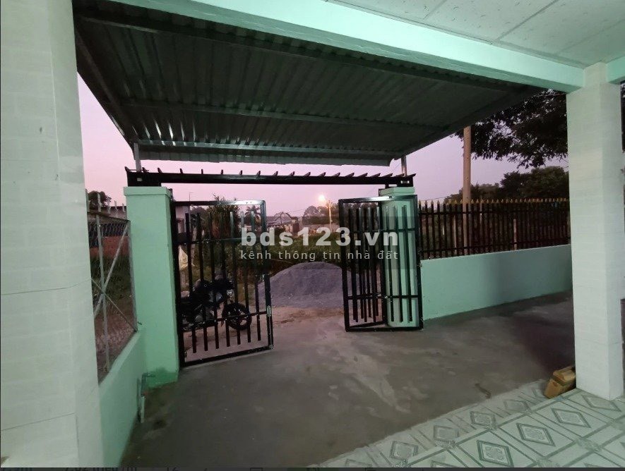 Cần bán gấp nhà riêng cấp 4, vị trí đẹp, DT 227m2, giá 1.6 tỷ, có sổ hồng riêng chính chủ tại Củ Chi
