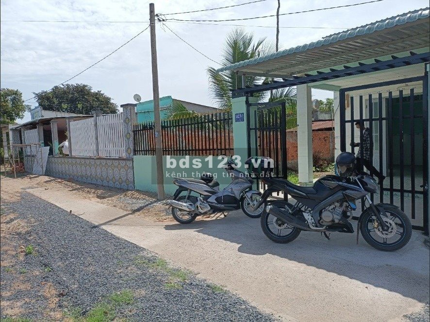 Cần bán gấp nhà riêng cấp 4, vị trí đẹp, DT 227m2, giá 1.6 tỷ, có sổ hồng riêng chính chủ tại Củ Chi