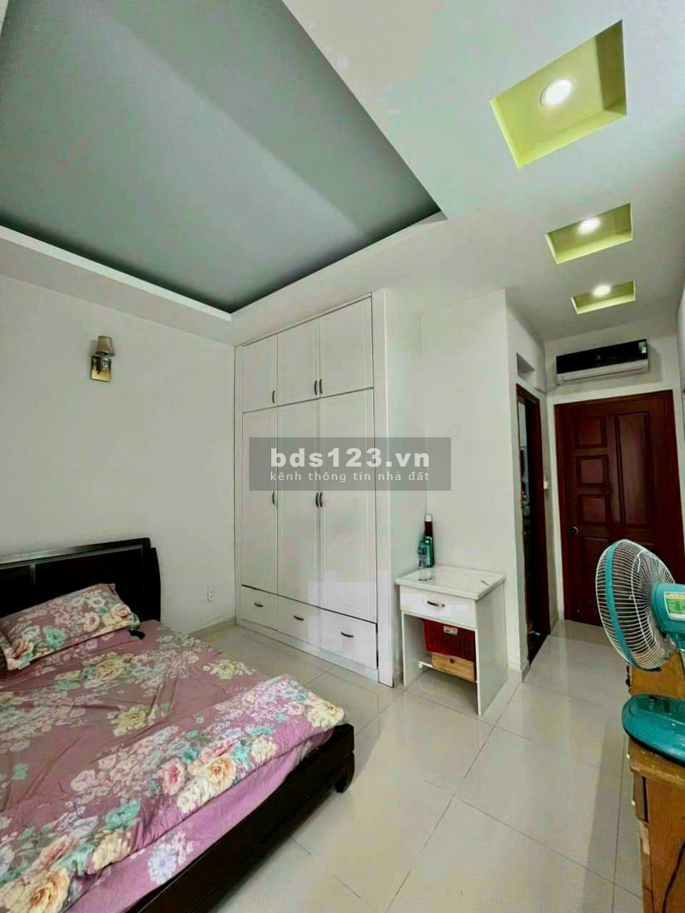 Mặt tiền khu chợ Tân Hương _ 4X20M _ 2 lầu _ Sân thượng _ 5 phòng ngủ
